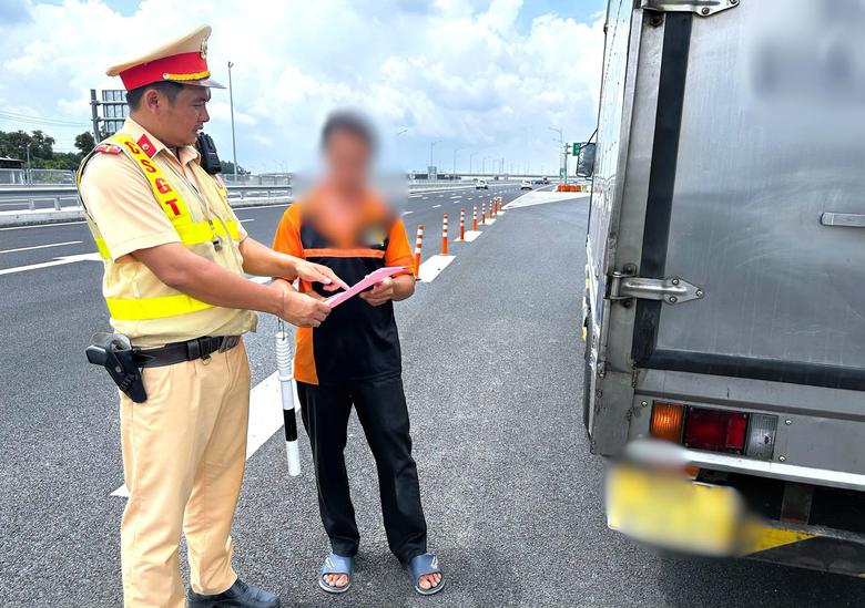 CSGT tăng cường tuần tra, xử l&yacute; nhiều t&agrave;i xế vi phạm tr&ecirc;n cao tốc Bi&ecirc;n H&ograve;a - Vũng T&agrave;u - Ảnh 2.