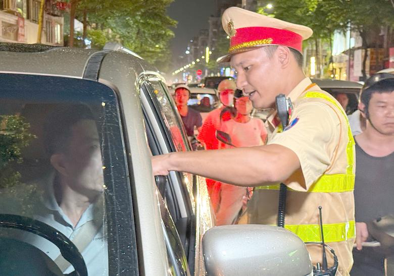 H&agrave; Nội: Ăn nhậu xem b&oacute;ng đ&aacute; rồi l&aacute;i xe, nhiều t&agrave;i xế bị tạm giữ phương tiện - Ảnh 4.