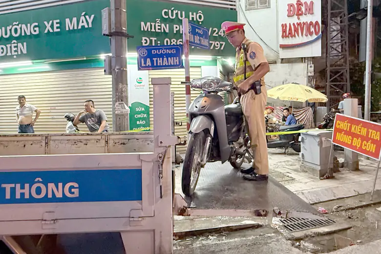 H&agrave; Nội: Ăn nhậu xem b&oacute;ng đ&aacute; rồi l&aacute;i xe, nhiều t&agrave;i xế bị tạm giữ phương tiện - Ảnh 3.