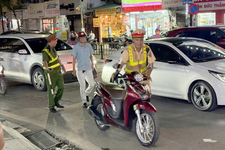 H&agrave; Nội: Ăn nhậu xem b&oacute;ng đ&aacute; rồi l&aacute;i xe, nhiều t&agrave;i xế bị tạm giữ phương tiện - Ảnh 1.