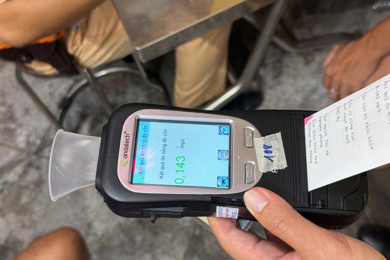 H&agrave; Nội: Ăn nhậu xem b&oacute;ng đ&aacute; rồi l&aacute;i xe, nhiều t&agrave;i xế bị tạm giữ phương tiện - Ảnh 2.