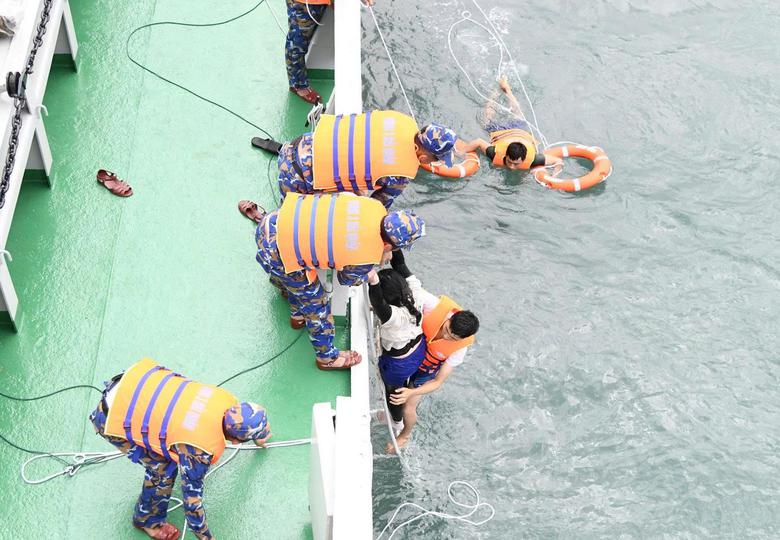 Vụ 4 người bị sóng cuốn ở Đà Nẵng: Một người bám vào phao được tìm thấy - Ảnh 2.