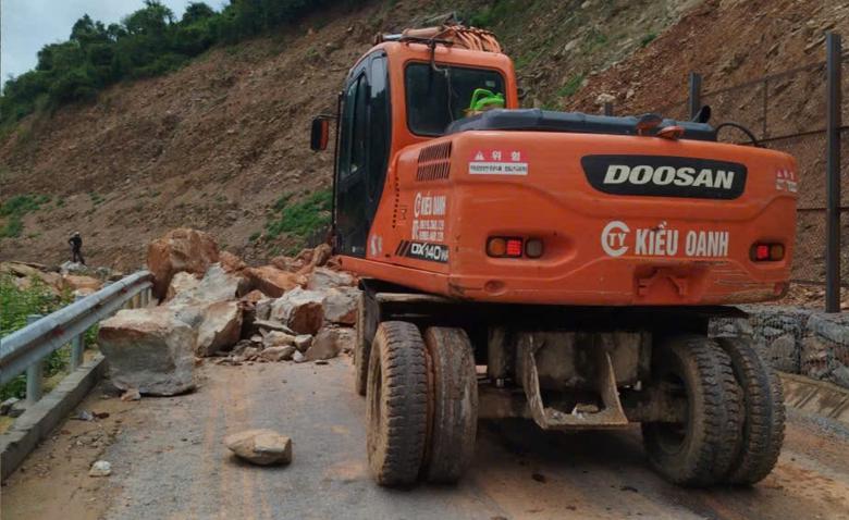 Nghệ An: Mưa lũ khiến cầu tạm bị trôi, sạt lở đất đá trên đường tỉnh 543D - Ảnh 2.