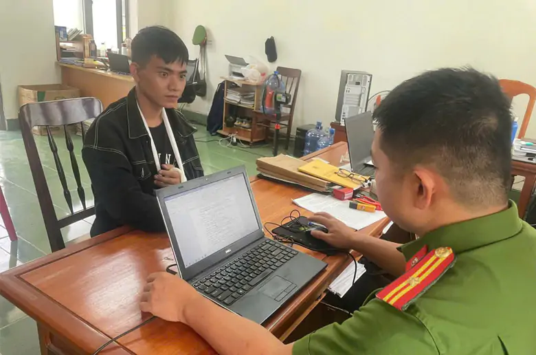 Vụ c&ocirc; g&aacute;i c&ugrave;ng xe m&aacute;y rơi xuống k&ecirc;nh tử vong: X&aacute;c định được người c&oacute; li&ecirc;n quan - Ảnh 1.