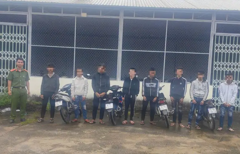 Công an Quảng Ngãi lập biên bản xử lý nhóm đối tượng chạy xe máy tốc độ cao, bốc đầu xe - Ảnh 1.