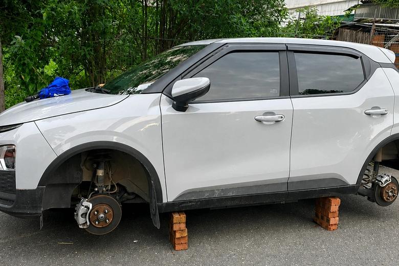 Danh t&iacute;nh nghi phạm d&ugrave;ng gạch k&ecirc;, trộm h&agrave;ng loạt b&aacute;nh xe &ocirc; t&ocirc; ở H&agrave; Nội - Ảnh 2.