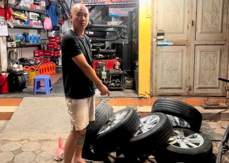 Danh t&iacute;nh nghi phạm d&ugrave;ng gạch k&ecirc;, trộm h&agrave;ng loạt b&aacute;nh xe &ocirc; t&ocirc; ở H&agrave; Nội - Ảnh 1.
