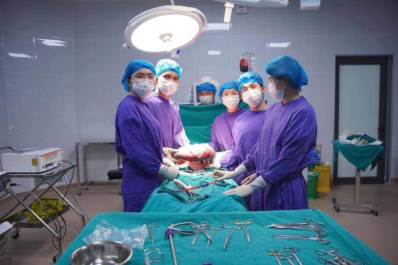 Gia Lai: Cắt th&agrave;nh c&ocirc;ng l&aacute; l&aacute;ch khổng lồ nặng 3,5kg, gấp 20 lần b&igrave;nh thường - Ảnh 1.