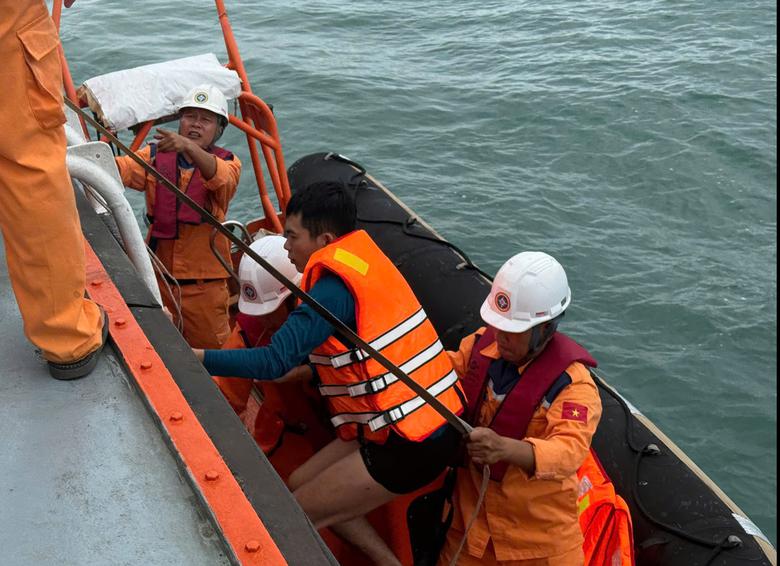 Tăng cường phương &aacute;n t&igrave;m kiếm du kh&aacute;ch c&ograve;n mất t&iacute;ch ở Mũi Ngh&ecirc; - Ảnh 2.
