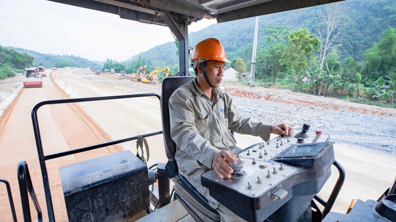 Hối hả đua tiến độ xuy&ecirc;n kỳ nghỉ lễ tr&ecirc;n đại c&ocirc;ng trường cao tốc - Ảnh 10.