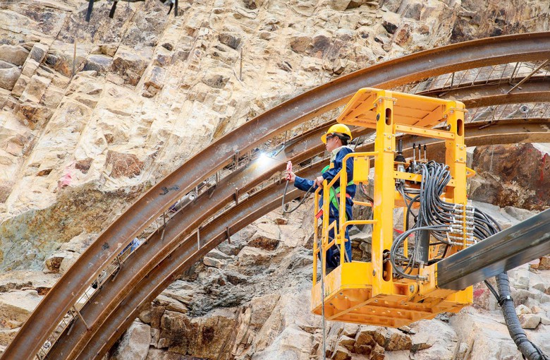 Hối hả đua tiến độ xuy&ecirc;n kỳ nghỉ lễ tr&ecirc;n đại c&ocirc;ng trường cao tốc - Ảnh 12.