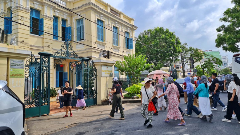 H&agrave;ng ng&agrave;n du kh&aacute;ch đến thăm nh&agrave; C&ocirc;ng tử Bạc Li&ecirc;u dịp lễ 2/9 - Ảnh 1.