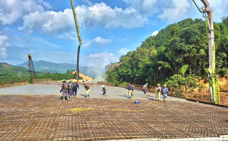 Hối hả đua tiến độ xuy&ecirc;n kỳ nghỉ lễ tr&ecirc;n đại c&ocirc;ng trường cao tốc - Ảnh 5.