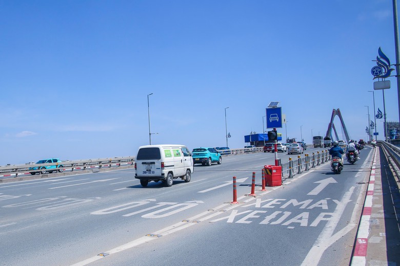 H&agrave; Nội: Gắn th&ecirc;m biển b&aacute;o, phạt nguội xe kh&ocirc;ng giữ khoảng c&aacute;ch an to&agrave;n tr&ecirc;n cầu Nhật T&acirc;n - Ảnh 1.