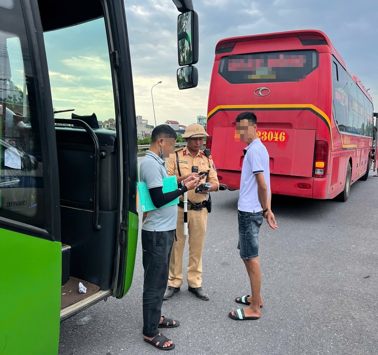 H&agrave; Nội: H&agrave;ng loạt xe kh&aacute;ch bị xử phạt v&igrave; lỗi phổ biến - Ảnh 2.