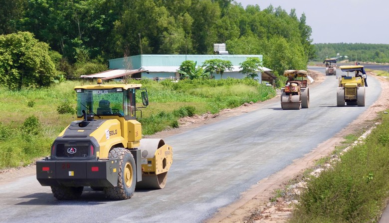 Kỹ sư, c&ocirc;ng nh&acirc;n b&aacute;m trụ xuy&ecirc;n lễ tr&ecirc;n những tuyến giao th&ocirc;ng kết nối s&acirc;n bay Long Th&agrave;nh - Ảnh 4.