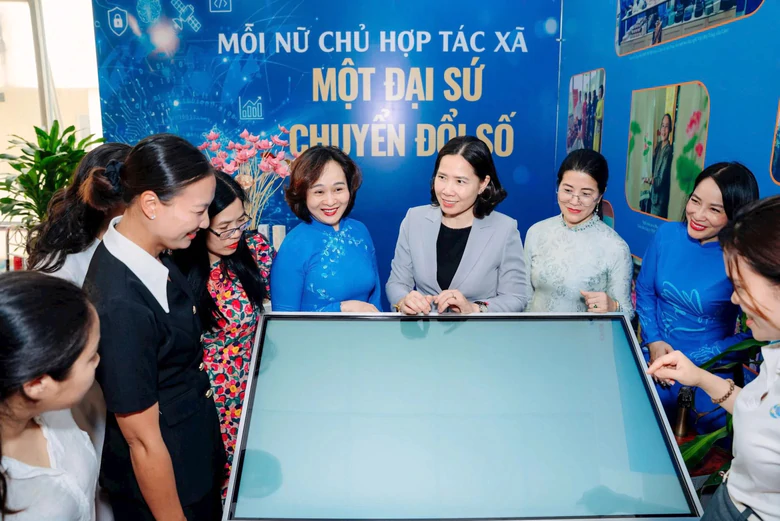 Hà Nội: MTTQ và các đoàn thể chung tay gỡ điểm nghẽn chuyển đổi số- Ảnh 1.