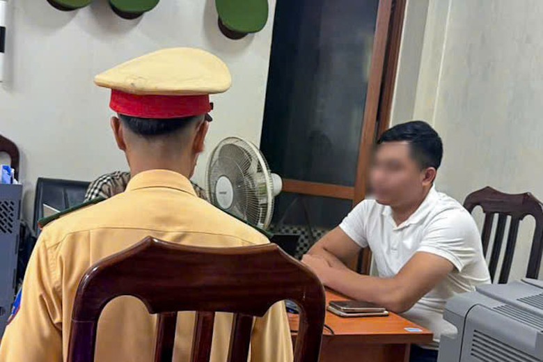 Clip: Hai ô tô lạng lách, đuổi nhau như phim trên đường phố Hà Nội- Ảnh 2.