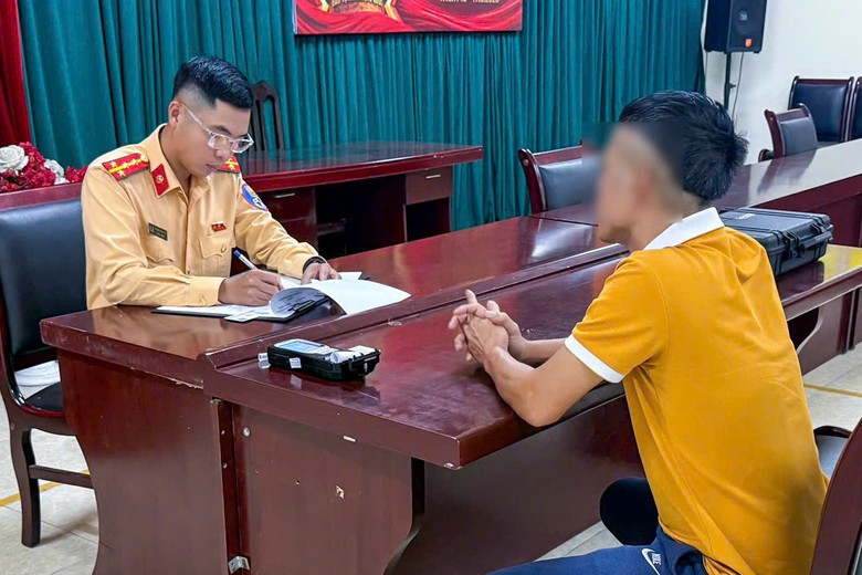 Clip: Hai ô tô lạng lách, đuổi nhau như phim trên đường phố Hà Nội- Ảnh 1.