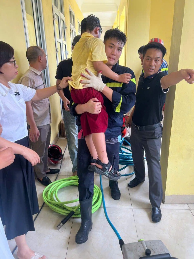 Cảnh s&aacute;t giải cứu học sinh lớp 2 mắc kẹt trong khe hẹp trường tiểu học- Ảnh 1.