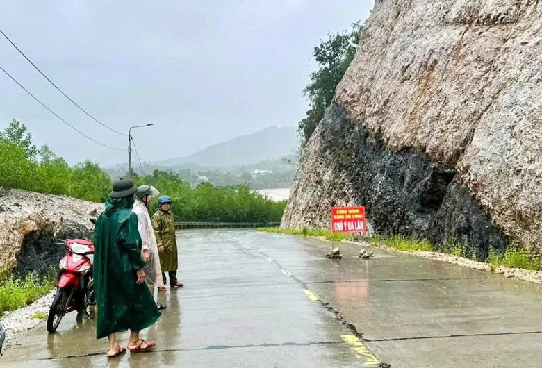 Mưa lớn khiến nhiều tuyến đường miền n&uacute;i sạt lở, Đ&agrave; Nẵng ra c&ocirc;ng điện ứng ph&oacute; thi&ecirc;n tai- Ảnh 2.