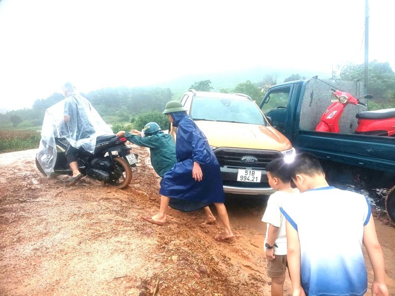 Mưa lớn khiến nhiều tuyến đường miền n&uacute;i sạt lở, Đ&agrave; Nẵng ra c&ocirc;ng điện ứng ph&oacute; thi&ecirc;n tai- Ảnh 3.