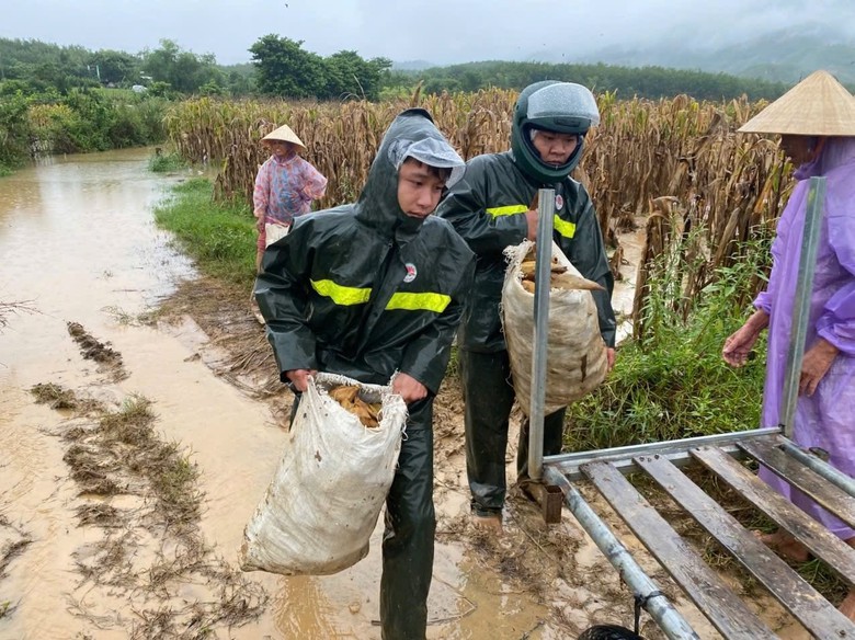 Mưa lớn khiến nhiều tuyến đường miền n&uacute;i sạt lở, Đ&agrave; Nẵng ra c&ocirc;ng điện ứng ph&oacute; thi&ecirc;n tai- Ảnh 5.