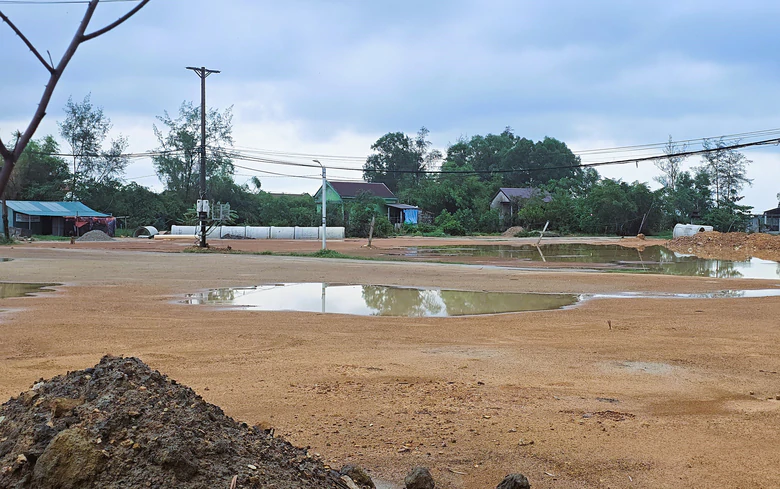 Quảng Trị: Dự &aacute;n Tuyến đường qua cầu Cửa T&ugrave;ng, Cửa Việt c&ograve;n ngổn ngang, vướng mặt bằng- Ảnh 1.