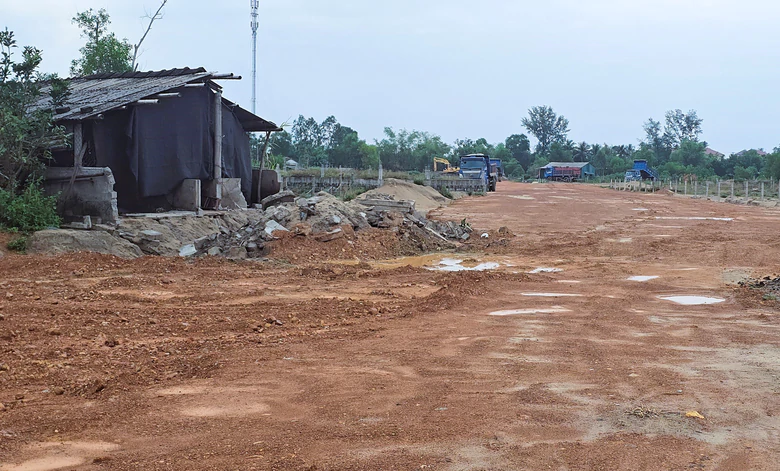 Quảng Trị: Dự &aacute;n Tuyến đường qua cầu Cửa T&ugrave;ng, Cửa Việt c&ograve;n ngổn ngang, vướng mặt bằng- Ảnh 12.