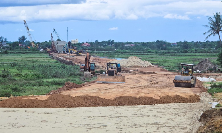 Quảng Trị: Dự &aacute;n Tuyến đường qua cầu Cửa T&ugrave;ng, Cửa Việt c&ograve;n ngổn ngang, vướng mặt bằng- Ảnh 6.