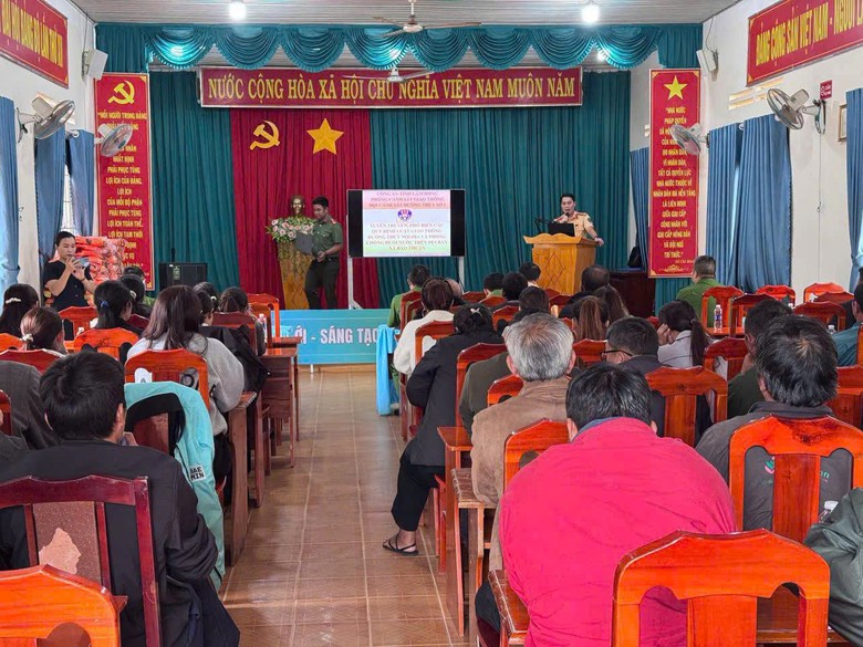Tặng áo phao cho người dân sinh sống trong khu vực lòng hồ ở Lâm Đồng- Ảnh 1.