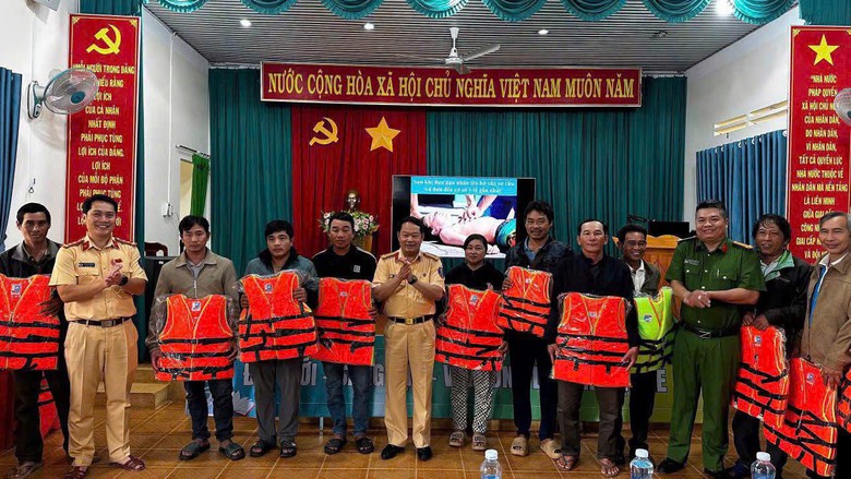 Tặng áo phao cho người dân sinh sống trong khu vực lòng hồ ở Lâm Đồng- Ảnh 2.