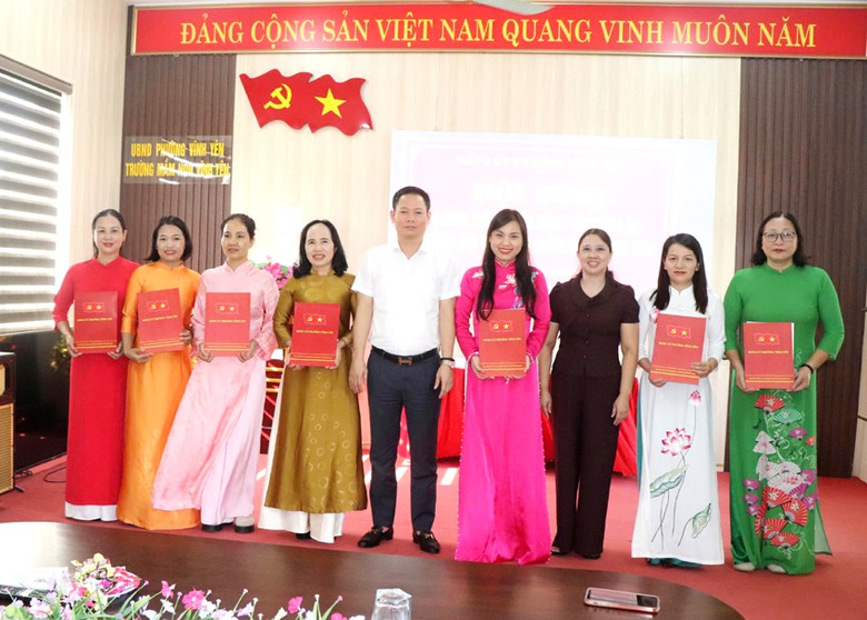 Phường Vĩnh Yên công bố, trao quyết định thành lập Đảng bộ các trường học - Ảnh 6.