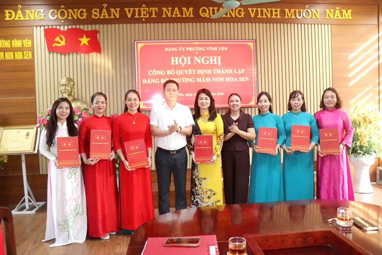 Phường Vĩnh Yên công bố, trao quyết định thành lập Đảng bộ các trường học - Ảnh 1.
