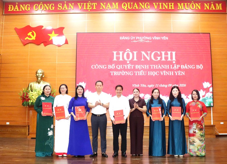Phường Vĩnh Yên công bố, trao quyết định thành lập Đảng bộ các trường học - Ảnh 4.