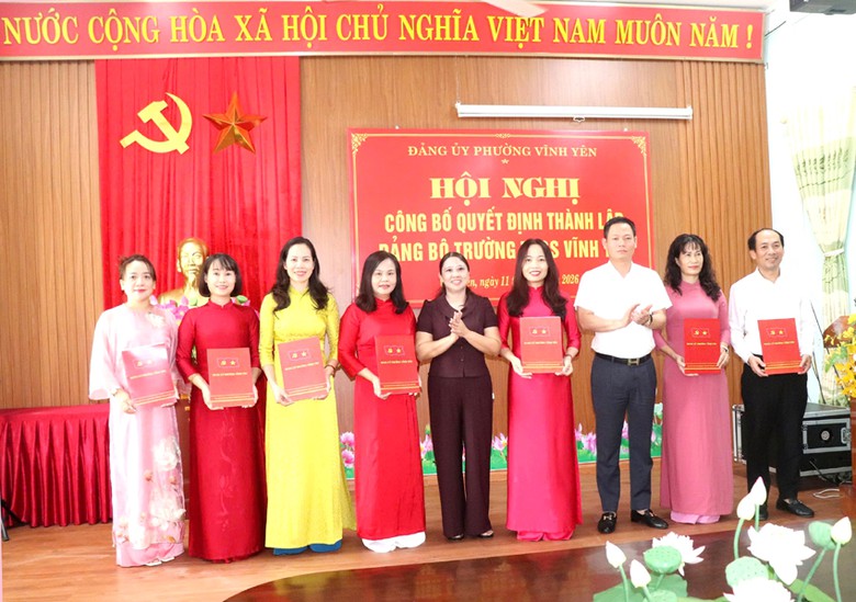 Phường Vĩnh Yên công bố, trao quyết định thành lập Đảng bộ các trường học - Ảnh 3.