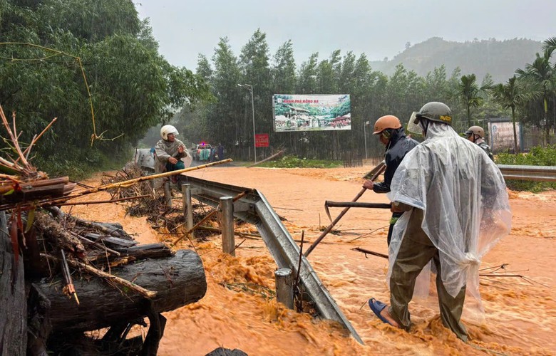 Nhiều đoạn đường ở ph&iacute;a t&acirc;y TP Huế tiếp tục sạt lở taluy, ngập cục bộ- Ảnh 1.