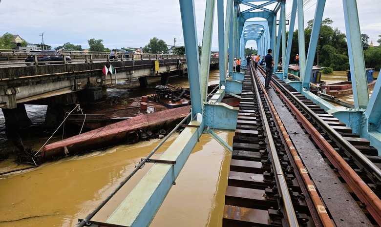 Hiện trường giải cứu 3 s&agrave; lan uy hiếp cầu đường sắt v&agrave; cầu đường bộ Mỹ Ch&aacute;nh- Ảnh 4.