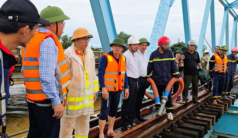 Hiện trường giải cứu 3 s&agrave; lan uy hiếp cầu đường sắt v&agrave; cầu đường bộ Mỹ Ch&aacute;nh- Ảnh 5.