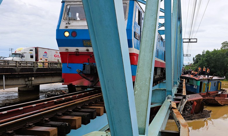 Hiện trường giải cứu 3 s&agrave; lan uy hiếp cầu đường sắt v&agrave; cầu đường bộ Mỹ Ch&aacute;nh- Ảnh 6.