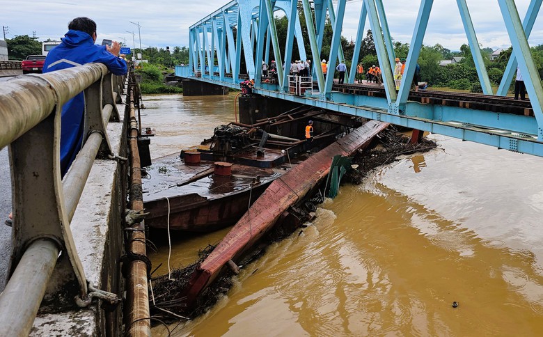 Hiện trường giải cứu 3 s&agrave; lan uy hiếp cầu đường sắt v&agrave; cầu đường bộ Mỹ Ch&aacute;nh- Ảnh 7.