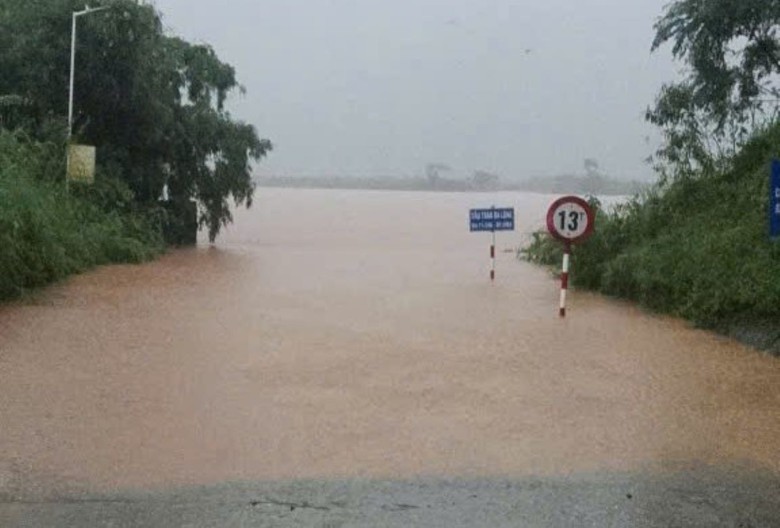 Quảng Trị: Mưa lớn, nhiều cầu tr&agrave;n ngập s&acirc;u, 59 hộ d&acirc;n được di dời đến nơi an to&agrave;n- Ảnh 1.
