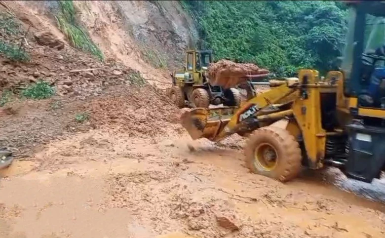 Thông xe các điểm sạt lở gây ách tắc giao thông trên tuyến đường Hồ Chí Minh qua Quảng Trị- Ảnh 1.