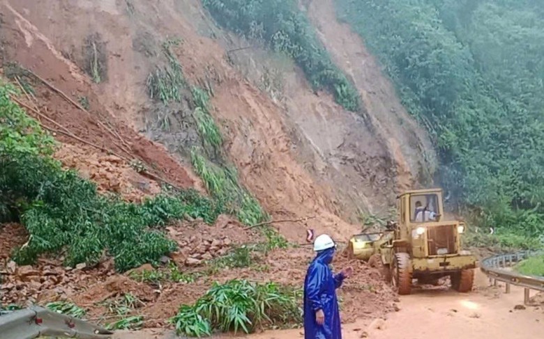Thông xe các điểm sạt lở gây ách tắc giao thông trên tuyến đường Hồ Chí Minh qua Quảng Trị- Ảnh 5.