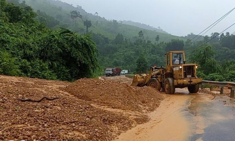 Thông xe các điểm sạt lở gây ách tắc giao thông trên tuyến đường Hồ Chí Minh qua Quảng Trị- Ảnh 2.