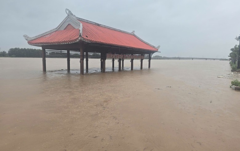 Thông xe các điểm sạt lở gây ách tắc giao thông trên tuyến đường Hồ Chí Minh qua Quảng Trị- Ảnh 6.