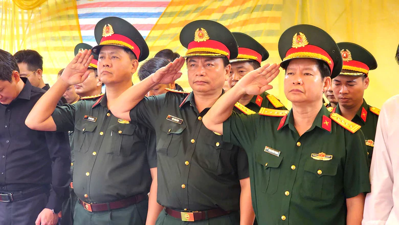 Ngh&igrave;n người dự lễ truy điệu v&agrave; tiễn đưa thiếu t&aacute; Trần Văn T&ugrave;ng- Ảnh 15.
