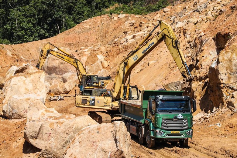 Đẩy nhanh khắc phục các điểm sạt lở trên đèo Khánh Lê trước mùa mưa- Ảnh 2.