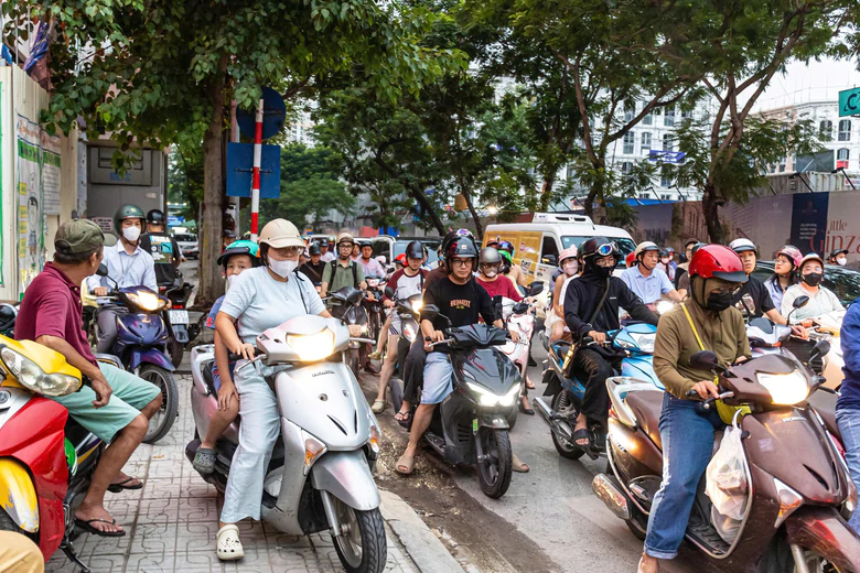 H&agrave; Nội: Khảo s&aacute;t, gỡ "n&uacute;t thắt" &ugrave;n ứ xe tại ng&atilde; tư Nguyễn Ch&iacute; Thanh - Đ&ecirc; La Th&agrave;nh - Ảnh 4.