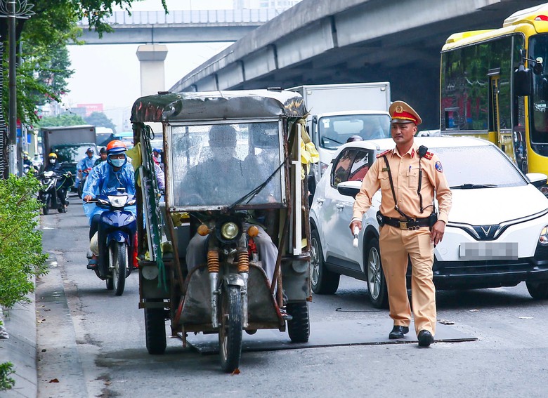 H&agrave; Nội: Xử l&yacute; nhiều t&agrave;i xế giả danh thương binh l&aacute;i xe ba b&aacute;nh, chở h&agrave;ng cồng kềnh - Ảnh 2.